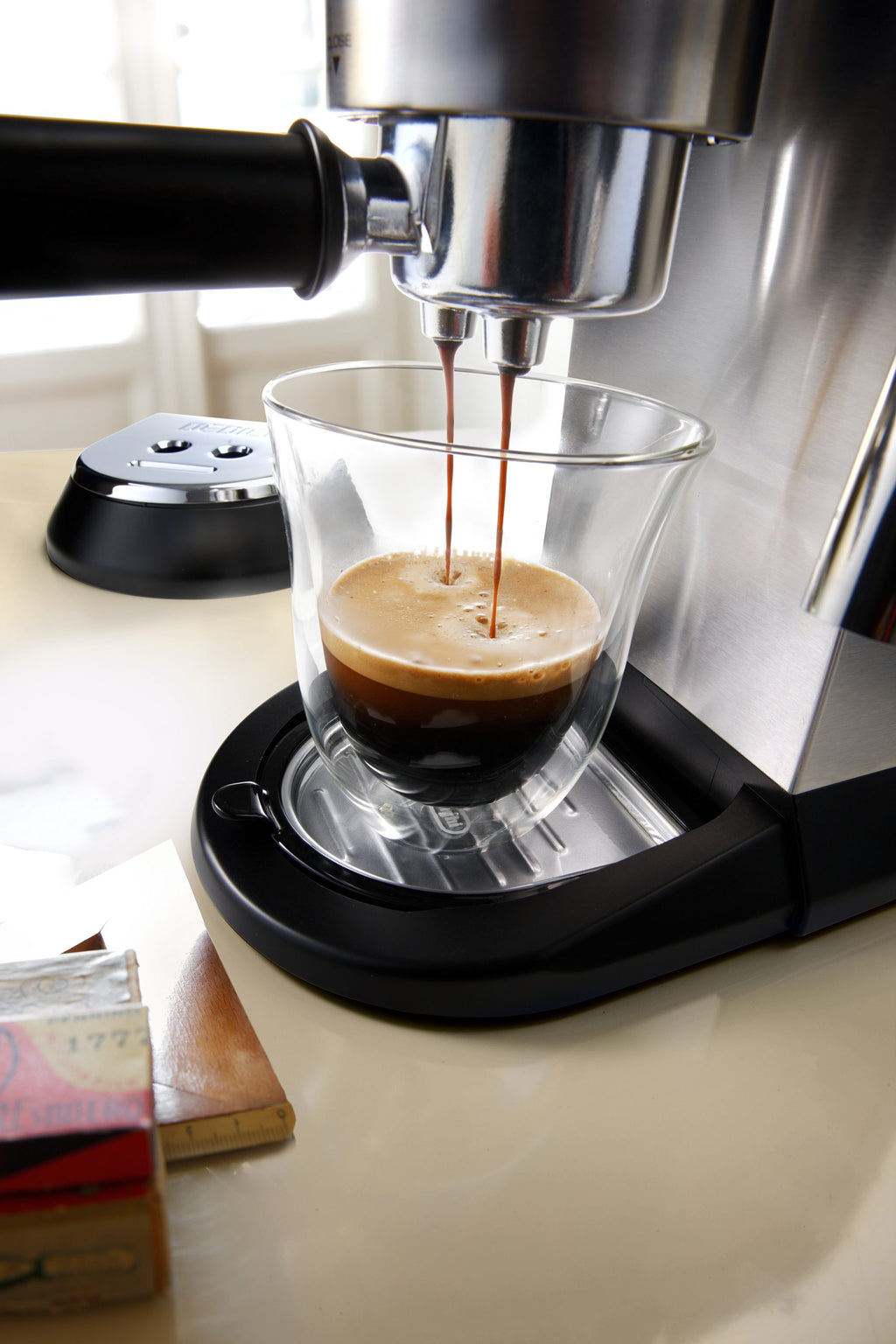 DeLonghi Dedica Pump Manual Espresso Coffee Machine, EC685