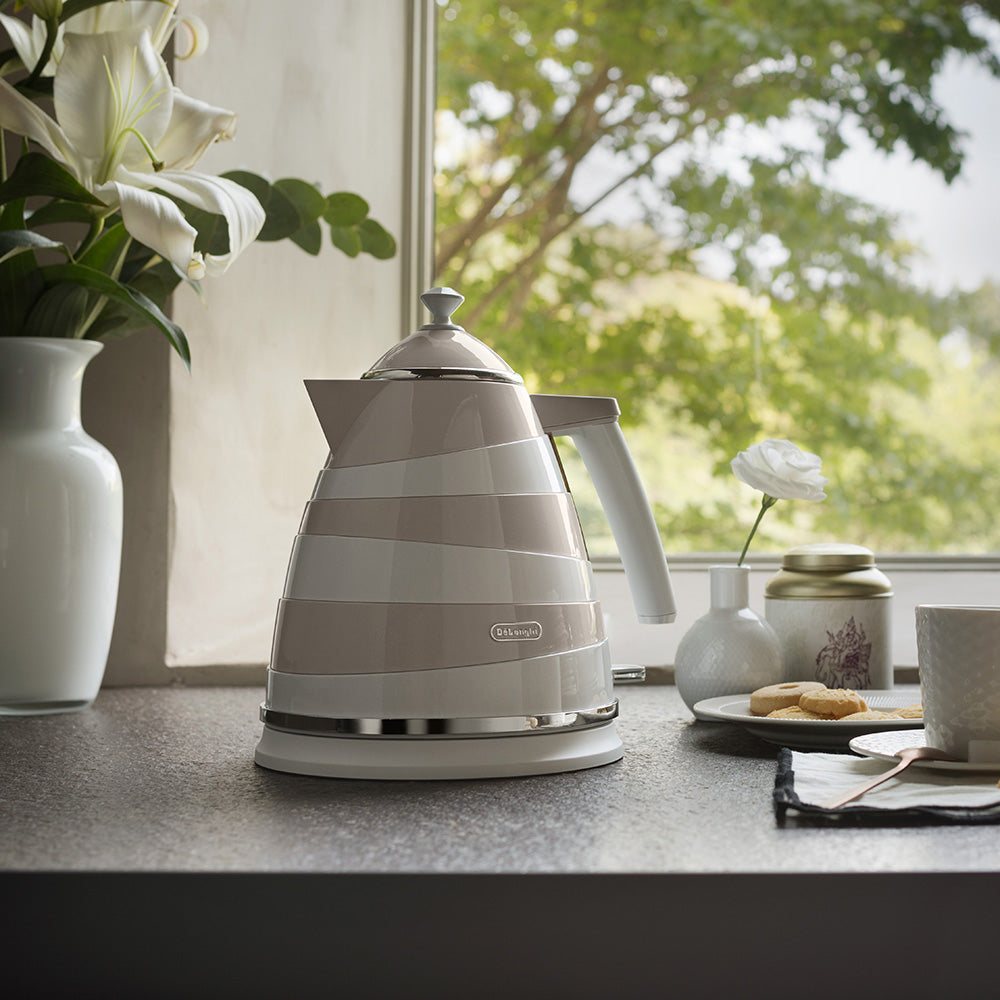 DeLonghi Avvolta Class Cordless Kettle, 1.7L