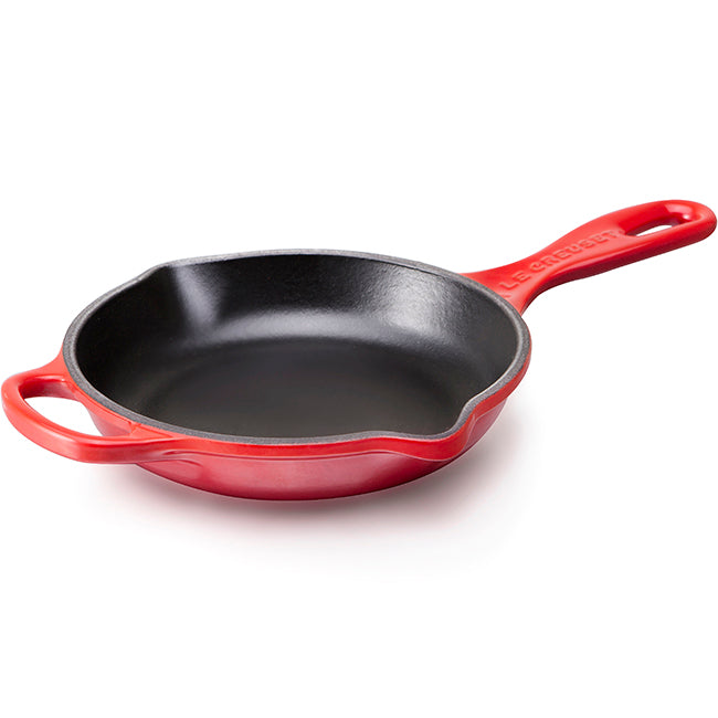 Le Creuset Signature Round Cast Iron Skillet, 26cm