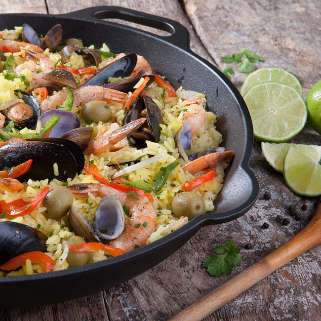 Victoria Seasoned Cast Iron Skillet With Helper Handles, 33cm