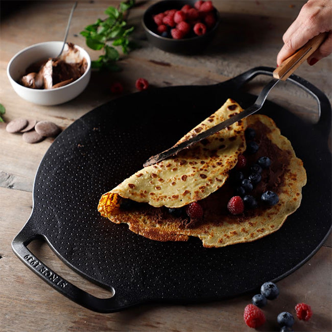 Victoria Seasoned Cast Iron Pizza Pan with Helper Handles, 38cm
