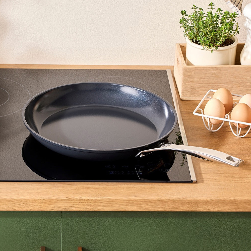 Le Creuset Essential Non-Stick Ceramic Frying Pan