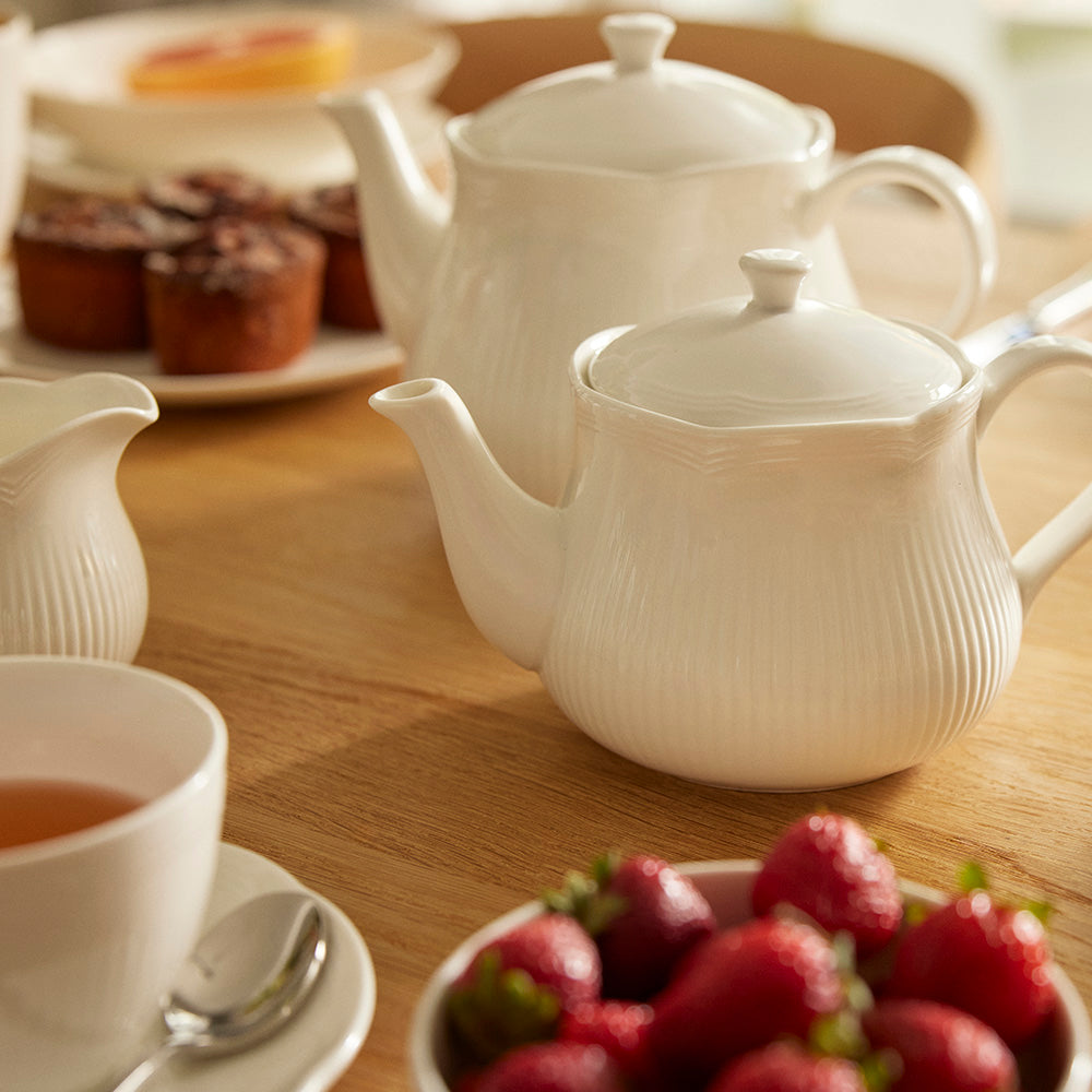 Maxwell & Williams Rococo Teapot, 570ml