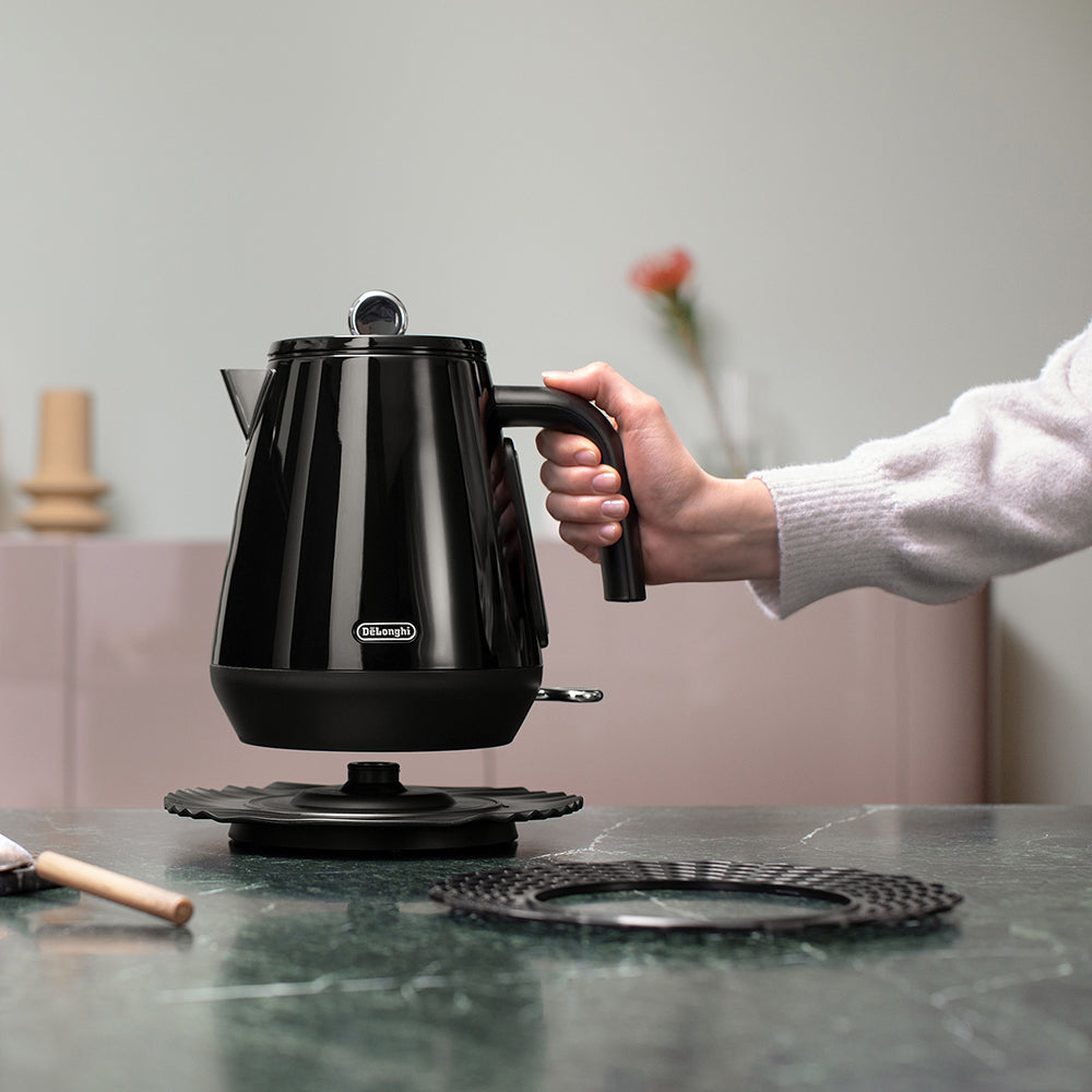 DeLonghi Eclettica Cordless Kettle With Changeable Base, 1.7L
